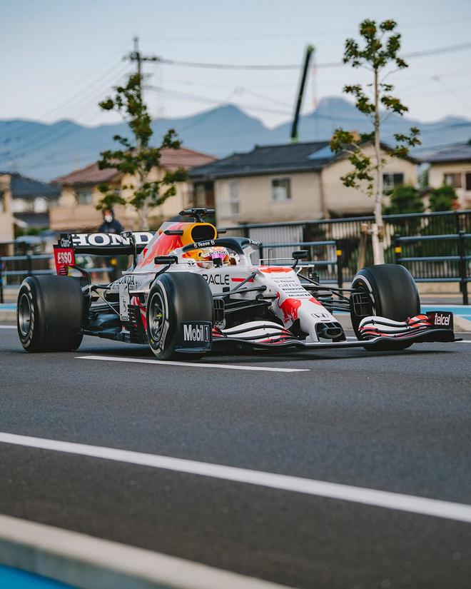 爱游戏-红牛二队逆转迈凯伦，佩雷兹统治全场