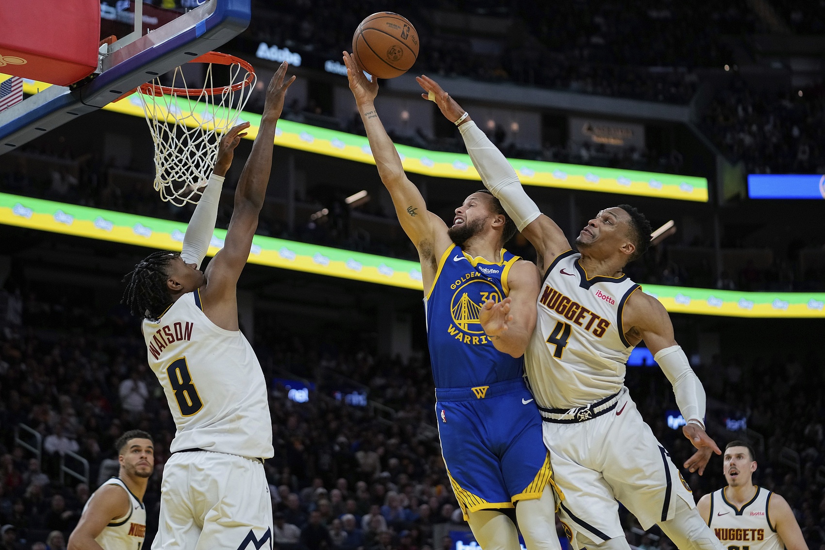 火箭鏖战广州队，东契奇点燃赛场